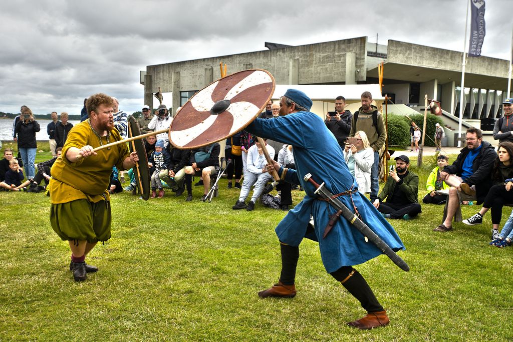 I sommerferien kan du være vidne til ægte krigertræning, når vikingekrigeren Tom Jersø demonstrer de farlige vikingevåben på Vikingeskibsmuseet i Roskilde
