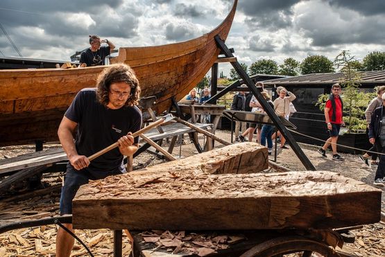 Rundvisninger på Vikingeskibsmuseets bådeværft Bliv klogere på, hvordan vi genskaber vikingeskibe med en rundvisning på Vikingeskibsmuseets udendørs udstillingsområde på Museumsøen.