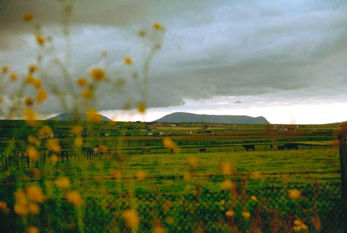 Dele af det skandinaviske sprog er stadig bevaret på Orkney og ord som kirke og høj falder naturligt ind i det engelske sprog. Billedet viser Orkneys mest markante høje. Foto: Louise Kæmpe Henriksen