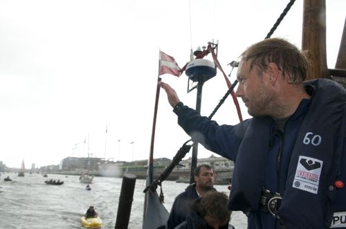 Skipper Carsten Hvid vinker farvel til Dublin. Foto: Werner Karrasch