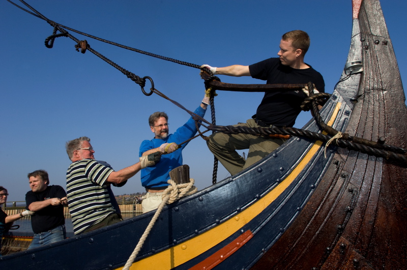 Der er nok at gøre med at male, tjære og sejle, når man er medlem af et vikingeskibsbådelaug