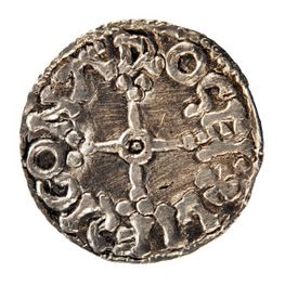 Denne mønt blev slået i Århus, mens Magnus den gode var dansk konge (1042-47). Inskriptionen 'Lifsig on Arosei' fortæller, at mønten blev præget af møntmesteren Lifsig i Århus. Foto: Moesgård Museum