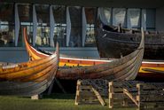 Vikingeskibsmuseets bådsamling ligger på land for vinteren foran Vikingeskibshallen. Copyright, Vikingeskibsmuseet.