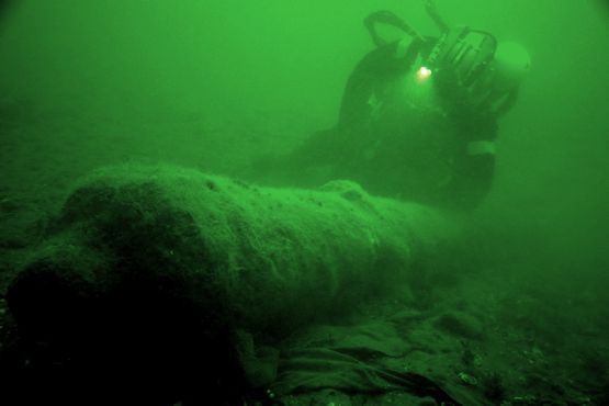 Dykker ved kanon på skibsvraget. Morten Johansen, Vikingeskibsmuseet