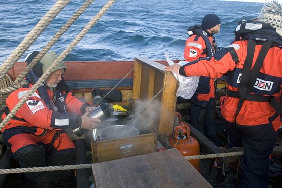 Maden tilberedes i løftingen om bord på Havhingsten. Foto Werner Karrasch