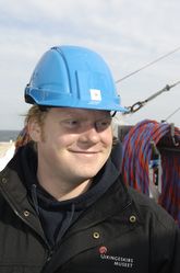 Anders Callesen, Arkæologistuderende og erhvervsdykker, Vikingeskibsmuseet. Anders studerer marinarkæologi på Syddansk Universitet i Esbjerg men har taget orlov for at kunne deltage i projektet.