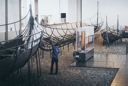Rundviseren tager computeren med helt tæt ind til det 1000 år gamle skibstømmer. Så kommer men ikke tættere på de umistelige vikingeskibe.  Foto: Jacob N. Andreassen