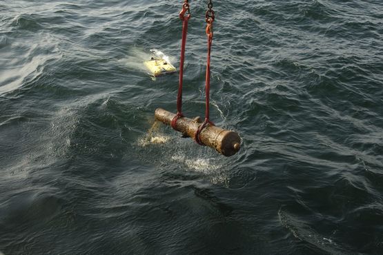 Den første kanon har netop brudt overfladen. Bemærk ROV'en, som har filmet hævningen. Foto: Anders Callesen, Vikingeskibsmuseet.