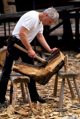 I forbindelse med rekonstruktionen af Skuldelevskibene arbejder Vikingeskibsmuseets bådebygger på et stykke krumvokset træ, 