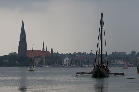 Havhingsten mit Schleswig im Hintergrund auf ihrem Weg zu den Viking Handelsplatz Haithabu.