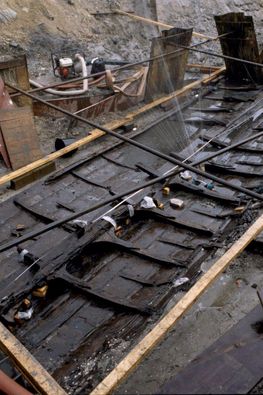 Udgravning af Roskilde 6 i 1997. Skibet har haft 39 tofter med plads til i alt 78 roere. Den samlede besætning har været på omkring 100 mand, når skibet var fuldt udrustet. Til sammenligning har Skuldelev 2 (Havhingsten) ’kun’ 30 ro-tofter, mens de kendte, norske vikingeskibe, Oseberg og Gokstad skibene fra den ældste del af vikingetiden har haft plads til 15 og 16 roere. 