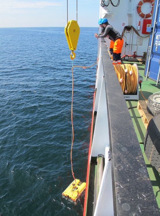 Mandag d. 30/4: ROV'en sættes i vandet for at videofilme og give et første indtryk af skibsvraget. Foto: Jørgen Dencker