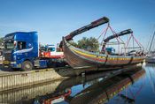 Særtransport af verden længste rekonstruktion af et vikingeskib. Vikingeskibsmuseets medarbejdere og de fremmødte tilskuere holdt vejret, da kranerne løftede det 30 meter lange krigsskib ud af Roskilde Havn.