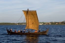Die Gruppenfahrten auf dem Roskilde-Fjord finden mit den rekonstruierten Wikingerschiffen und traditionellen Booten stattin der Zeit vom 1. Mai - 30. September.