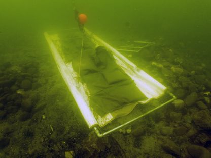 Marinarkæologerne anvende dette 'åg' til at løfte de store skibsdele ud af vandet.
