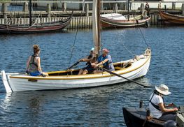 Uddannelsen tager udgangspunkt i den klinkbyggede båd, som er den traditionelle, nordiske bådtype med rødder tilbage fra før vikingetiden, og som har været i almindelig brug helt frem til 2. verdenskrig.