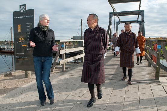[Translate to english:] Museumsinspektør Anne Sørensen tog imod premierministeren fra Bhutan Mr. Jigmi Y. Thinley og viste ham og hans delegation rundt på Vikingeskibsmuseet. Foto Werner Karrasch