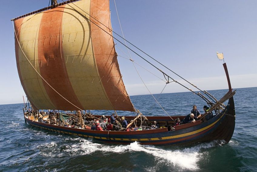 Vikingeskibsmuseets rekonstruktion af Skuldelev 2-langskibet sejlede i 2007-08 fra Roskilde til Dublin og retur med en 62-mand stor besætning.