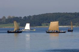 Turene på fjorden giver gæsterne mulighed for selv at opleve lydene, bevægelserne og kommandoerne fra skipper, som dengang vikingerne sejlede ud på togt - og de må endda også selv trække i årene!