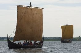 Rekontruktionen Kraka Fyr bygget på Vikingeskibsmuseets bådeværft