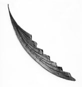 Stævn fra Skuldelev 3, det lille handelsskib fundet i Roskilde Fjord. Stævnen ligner i udformning og mønster forstævnene fra Eigg. Foto: Vikingeskibsmuseet