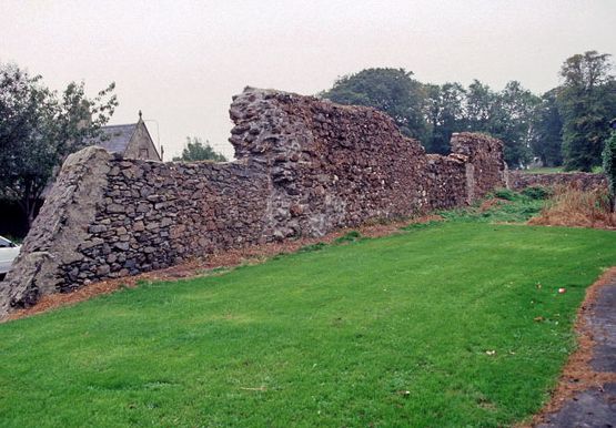 St. Malachy’s Wall, Bangor Abbey, Bangor, Co. Down. Muren er det eneste tilbageværende vidnesbyrd fra det tidligmiddelalderlige kloster ved Bangor. © Crown copyright (Reproduced with the permission of the Controller of HMSO).