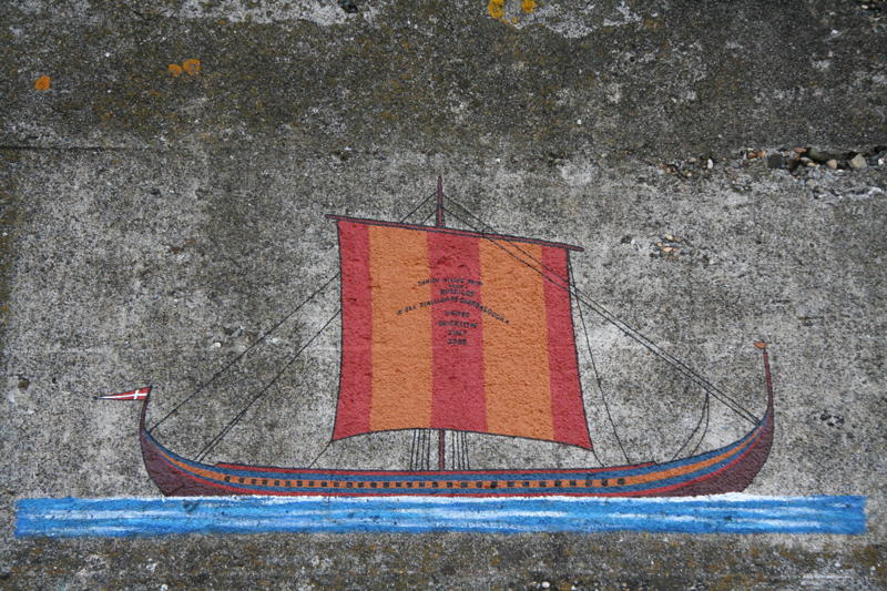 The text on the sail: Danish Viking Ship from Roskilde * Sea Stallion from Glendalough * visited Wicklow July 2008. Foto John Nicholl