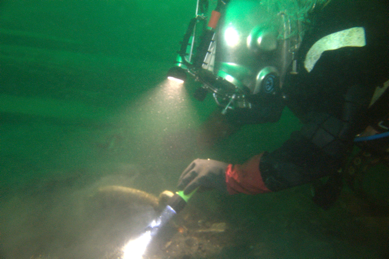 [Translate to english:] Bjærgning af kobberkarret, der blev fundet ved det første dyk på skibsvraget. Foto: Vikingeskibsmuseet