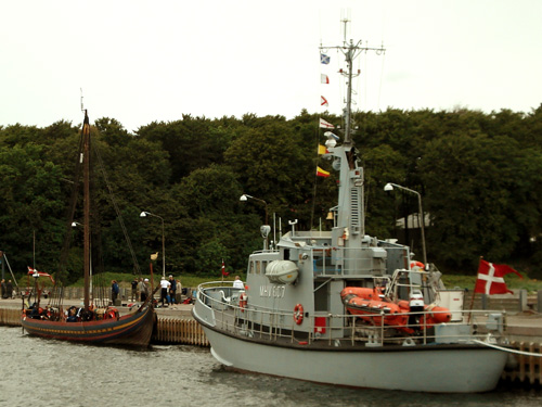 Lige i disse timer ligger Havhingsten sammen med sit følgeskib MHV Jupiter til kaj hos Frømandskorpset i Kongsøre, Isefjorden. Det er et lukket militært område.