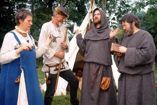 Vikinger og engelske munke diskuterer tro i Lejre Forsøgscenter. Foto: Ole Malling. © Lejre Forsøgscenter. Vikinger og engelske munke diskuterer tro i Lejre Forsøgscenter. Foto: Ole Malling. © Lejre Forsøgscenter.