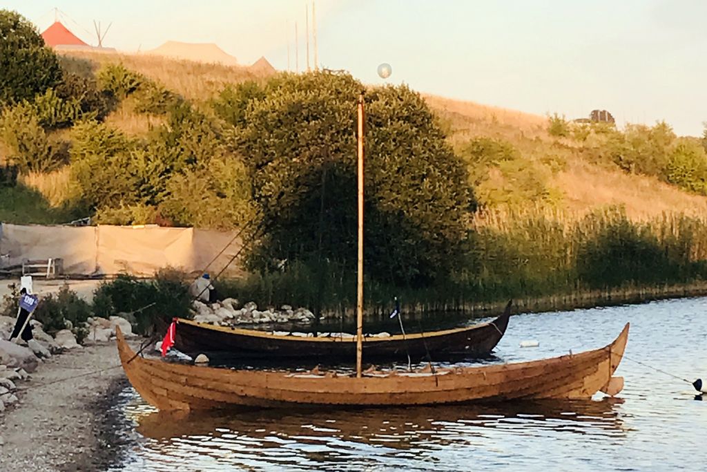 Gislingebådene 'Langóe' og 'Imme Bifrost' side om side i søen i Hedeland.