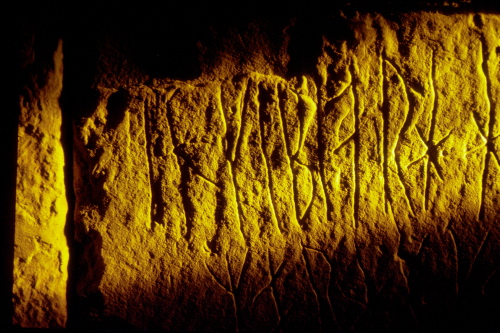 Runeskriften fra Maes Howe gravhøj på Orkney fortæller historier om skønne damer, store skatte og modige krigere. Foto: Visit Orkney