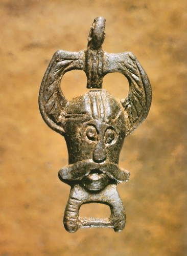 Figuren på dette spænde tolkes som Odin med de to ravne Hugin og Munin på hver side af hovedet. Foto: Den Antikvariske Samling, Ribe