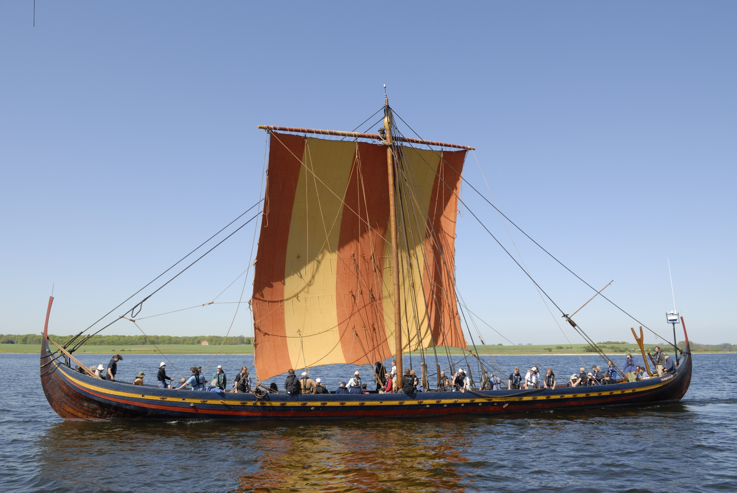 Ладья море. Лодки викингов драккары. Драккар судно викингов. Ладья Драккар викингов. Снеккар корабль.