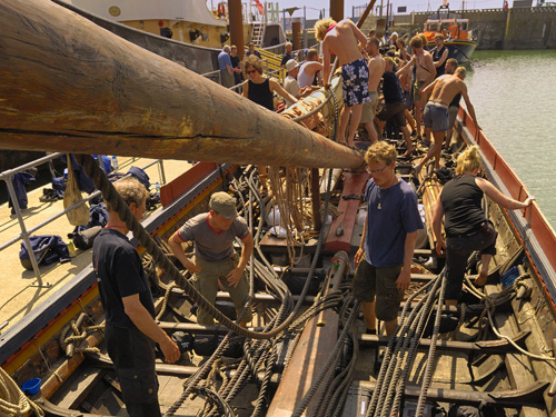 Without the rigging the mast weighs 450 kg. Photo: Werner Karrasch
