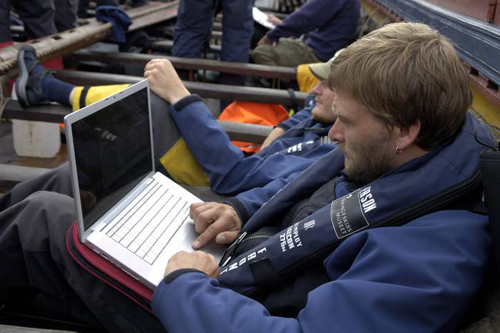 Webmaster Preben Rather Sørensen opdaterer Havhingsten.dk på sejladsen mod Dublin. Foto: Werner Karrasch, Vikingeskibsmuseet i Roskilde