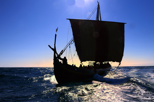 Havhingsten i aftensol på vej over 0-meridianen i Den Engelske Kanal.
