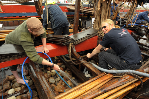 Havhingsten blev tømt og gennemskrubbet før turen over Nordsøen. Foto: Werner Karrasch