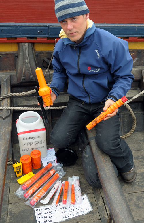 Hans Jacob Andersen, formand i agterskibet, viser indholdet af krudtkassen. Foto: Werner Karrasch