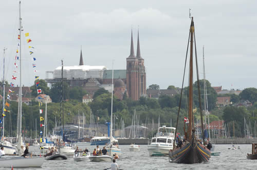 Tusinder af mennesker var i Roskilde 1. juli 2007, da Havhingsten indledte sin to-årige forsøgsrejse til Dublin og tilbage. 9. august 2008 kommer skibet hjem. Foto: Werner Karrasch
