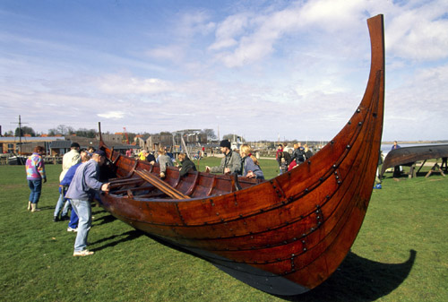 Bådelauget trækker Kraka Fyr på land. Foto Werner Karrasch