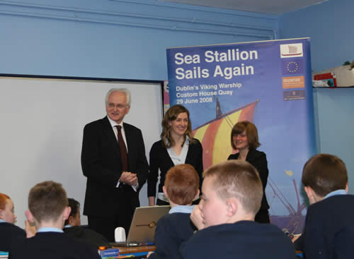 Miljøminister John Gormley (th) mødte op til Louise Henriksens (tv) foredrag på St Patrick's School i Ringsend. Jennifer Keane fra uddannelsesafdelingen under National Museum of Ireland i midten.  