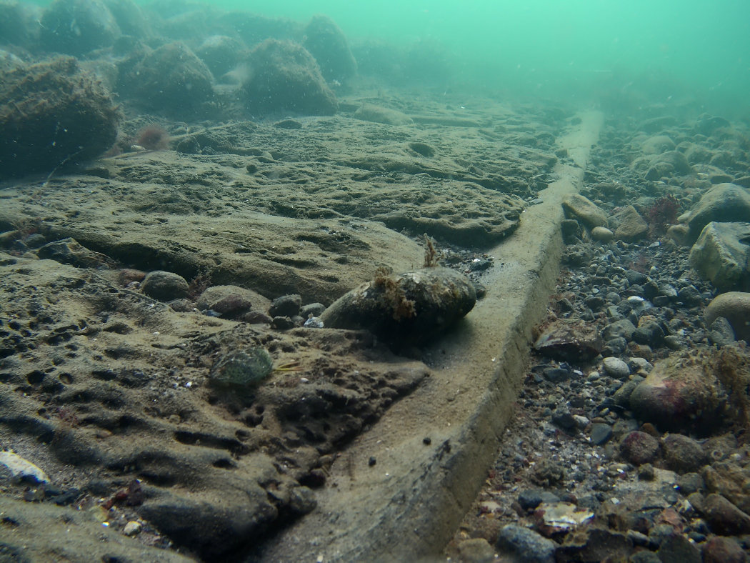 Skibsvraget, som marinarkæologer fra Vikingeskibsmuseet i øjeblikket er i gang med at undersøge, ligger på bare 3,5 meters vand ud for Lollands sydkyst. Skibet er formodentlig det danske orlogsskib, DELMENHORST, der udbrændte og sank under Slaget i Femern Bælt i 1644.