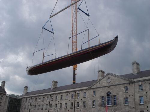 Havhingsten på vej ud af Collins Barracks. Foto: Preben Rather Sørensen, Vikingeskibsmuseet