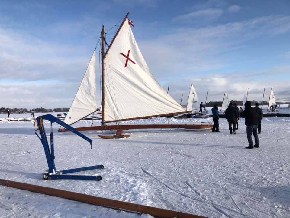Den fornemme isyacht 'XLNT' fra 1905 er igen hjemme på isen i Stockholms skærgård. Foto: Stockholms Isjaktklubb/Facebook