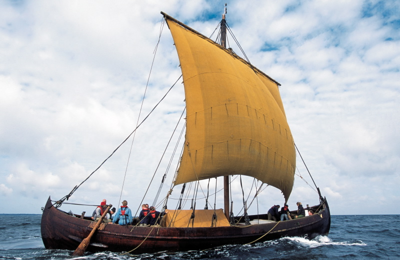 Vikingeskibsmuseet har en stor samling af rekonstruerede vikingeskibe og traditonelle, historiske træbåde. Blandt andet kan man sejle med i handelsskibet Ottar, der blandt mange destinationer har været i Edinburg