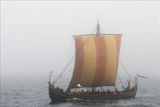 After four days in harbour due to wind conditions on the Irish coast, every chance to start sailing towards the English Channel must be taken. Even a light wind and misty, rainy weather. Photo: Viking Ship Museum.