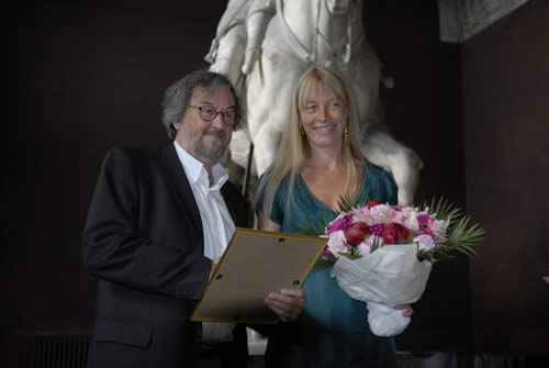 The Director of the Viking Ship Museum, Tinna Damgård-Sørensen, receiving a colleague’s recognition from museum director Frank Birkebæk of Roskilde Museum. Photo: Preben Rather Sørensen, the Viking Ship Museum