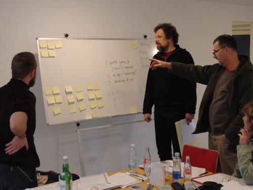 Der diskuteres, vurderes og udvælges. Toke Morell Neve, Poul Nygaard, Jesper Christiansen og Vibeke Bischoff ved tavlen. Foto: Preben Rather Sørensen