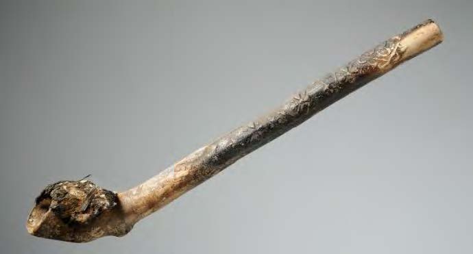 Kridtpibe fundet i vraget af det danske krigsskib Lindormen udstilles i forbindelse med særudstillingen 'I Røg og Brand' på Vikingeskibsmuseet